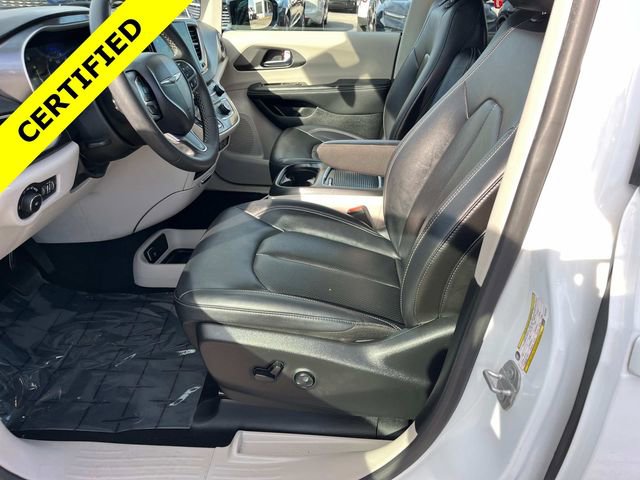 Used 2024 Chrysler Pacifica Touring-L image 17