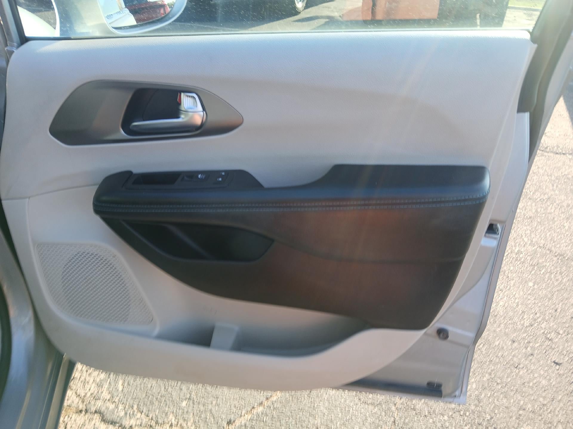 Used 2021 Chrysler Pacifica Touring-L w/ Premium & Safety Sphere Group FWD image 27