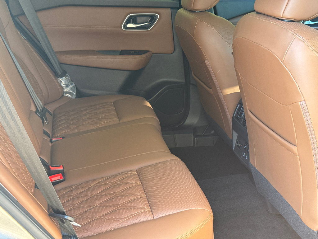 Certified 2024 Nissan Rogue Platinum w/ Platinum Premium Package FWD image 15