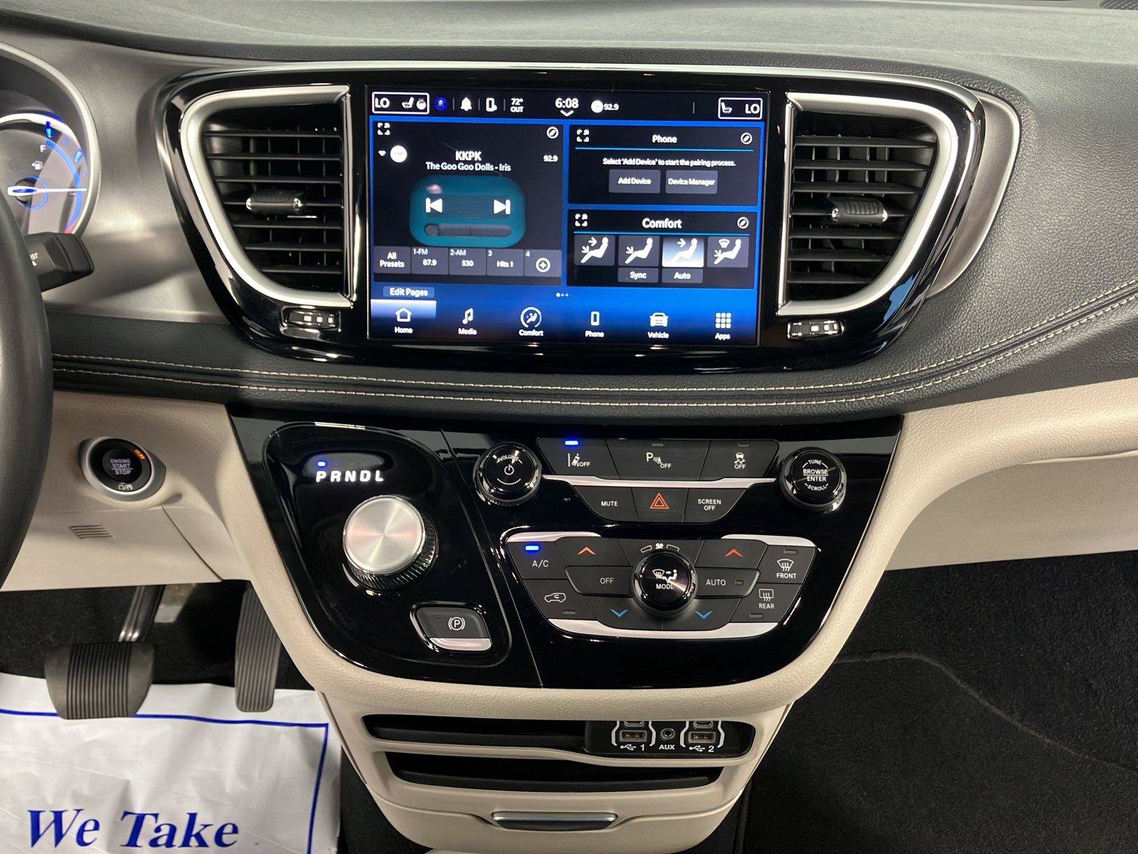 Used 2023 Chrysler Pacifica Touring-L FWD image 16