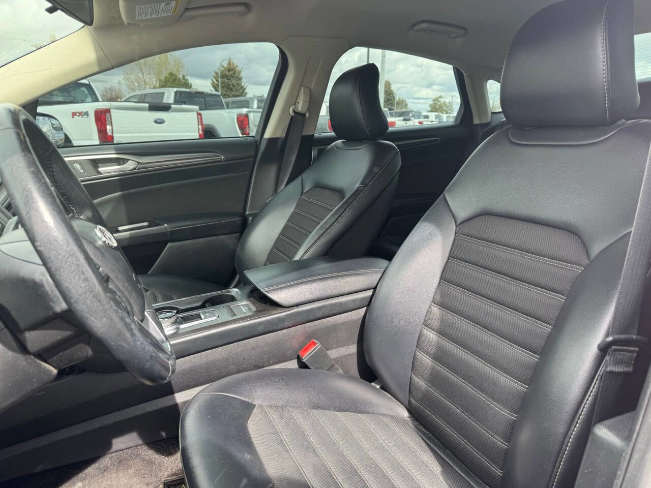 Used 2017 Ford Fusion SE w/ Equipment Group 201A FWD image 10