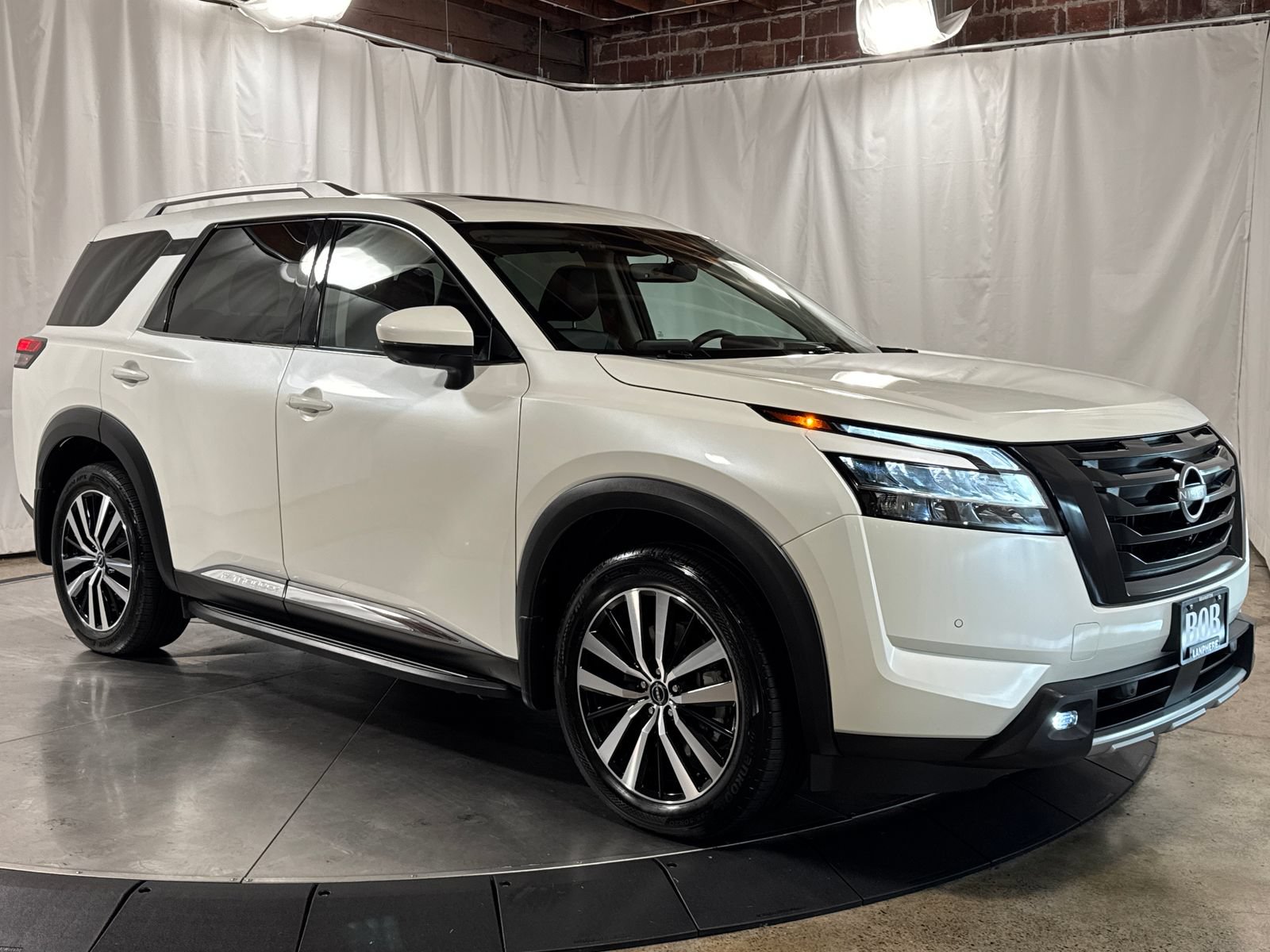 Used 2024 Nissan Pathfinder Platinum w/ Lighting Package (N93) AWD/4WD image 7