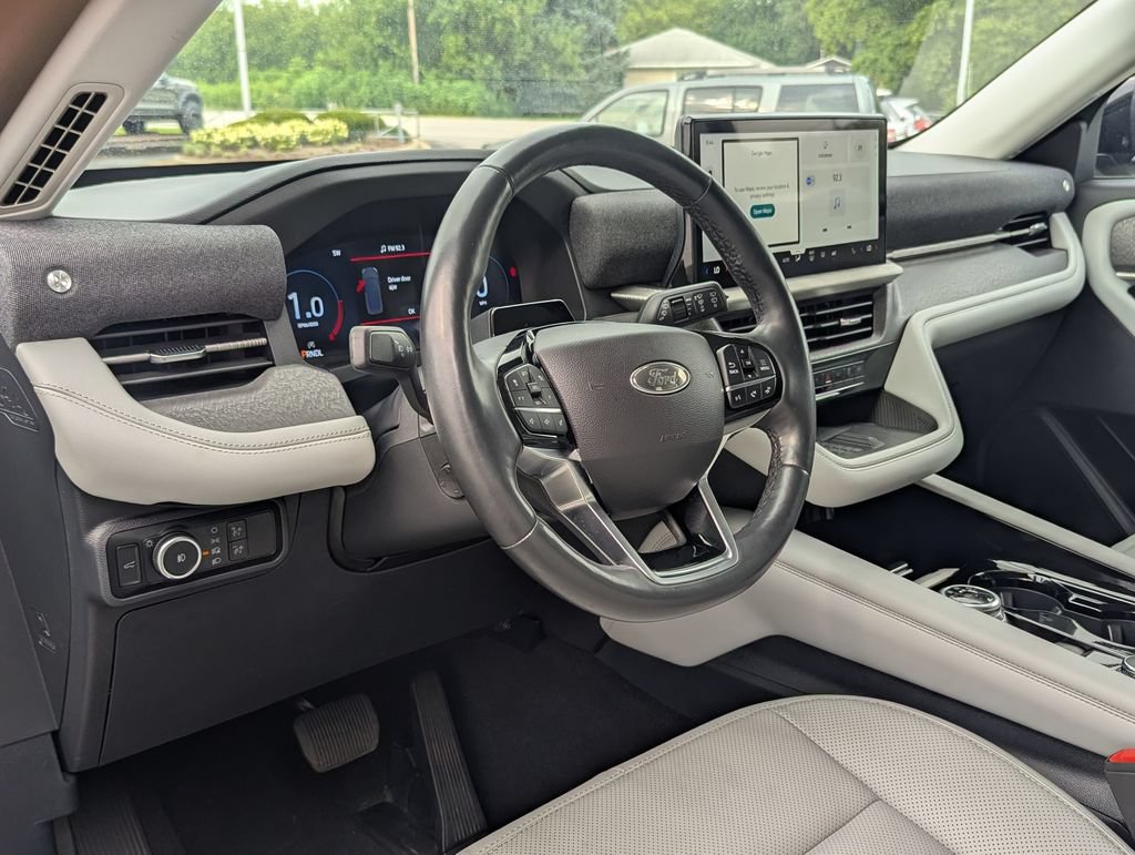 Used 2025 Ford Explorer Platinum w/ Ultimate Package AWD/4WD image 9