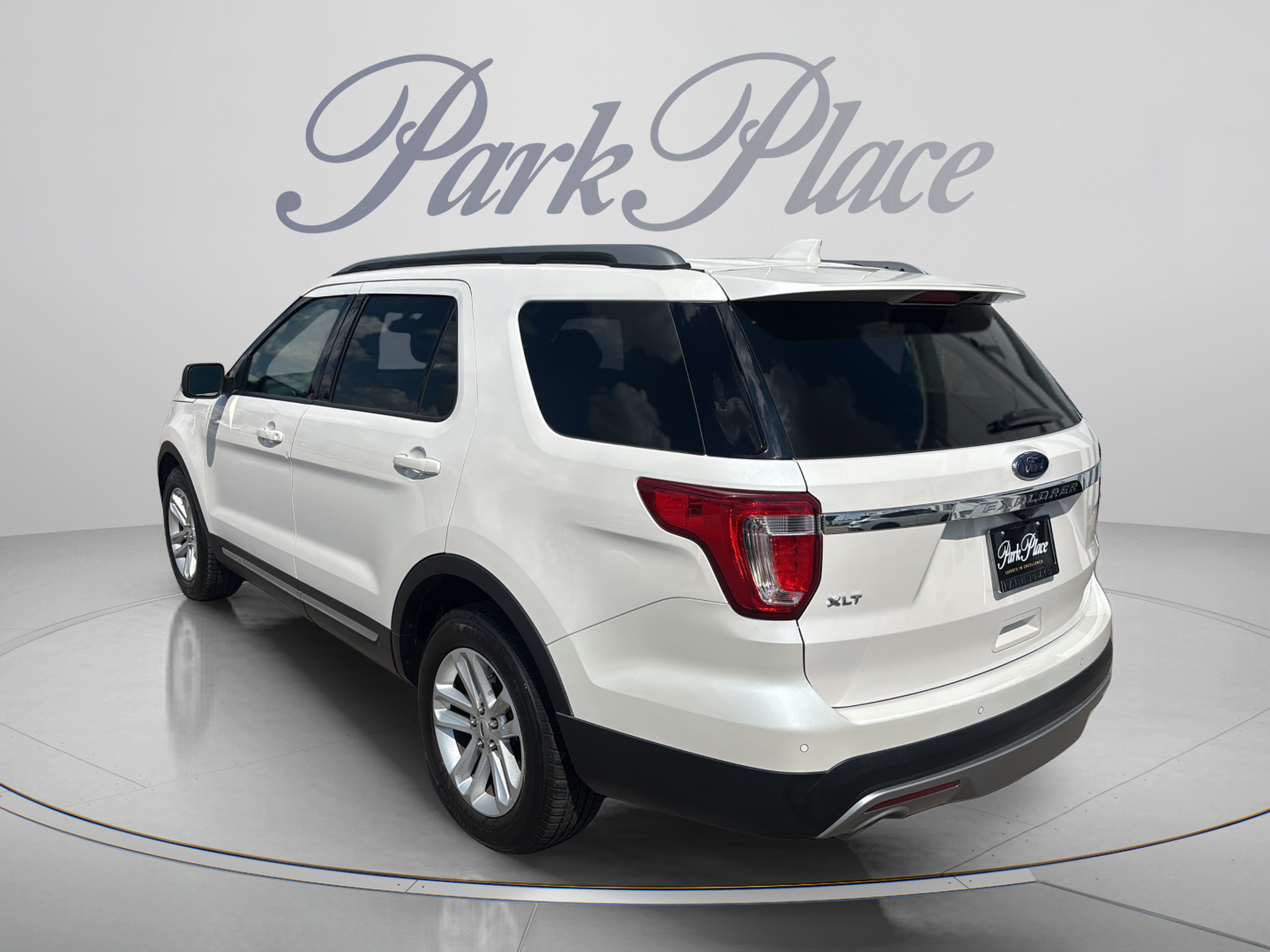 Used 2017 Ford Explorer XLT w/ Equipment Group 202A FWD image 3