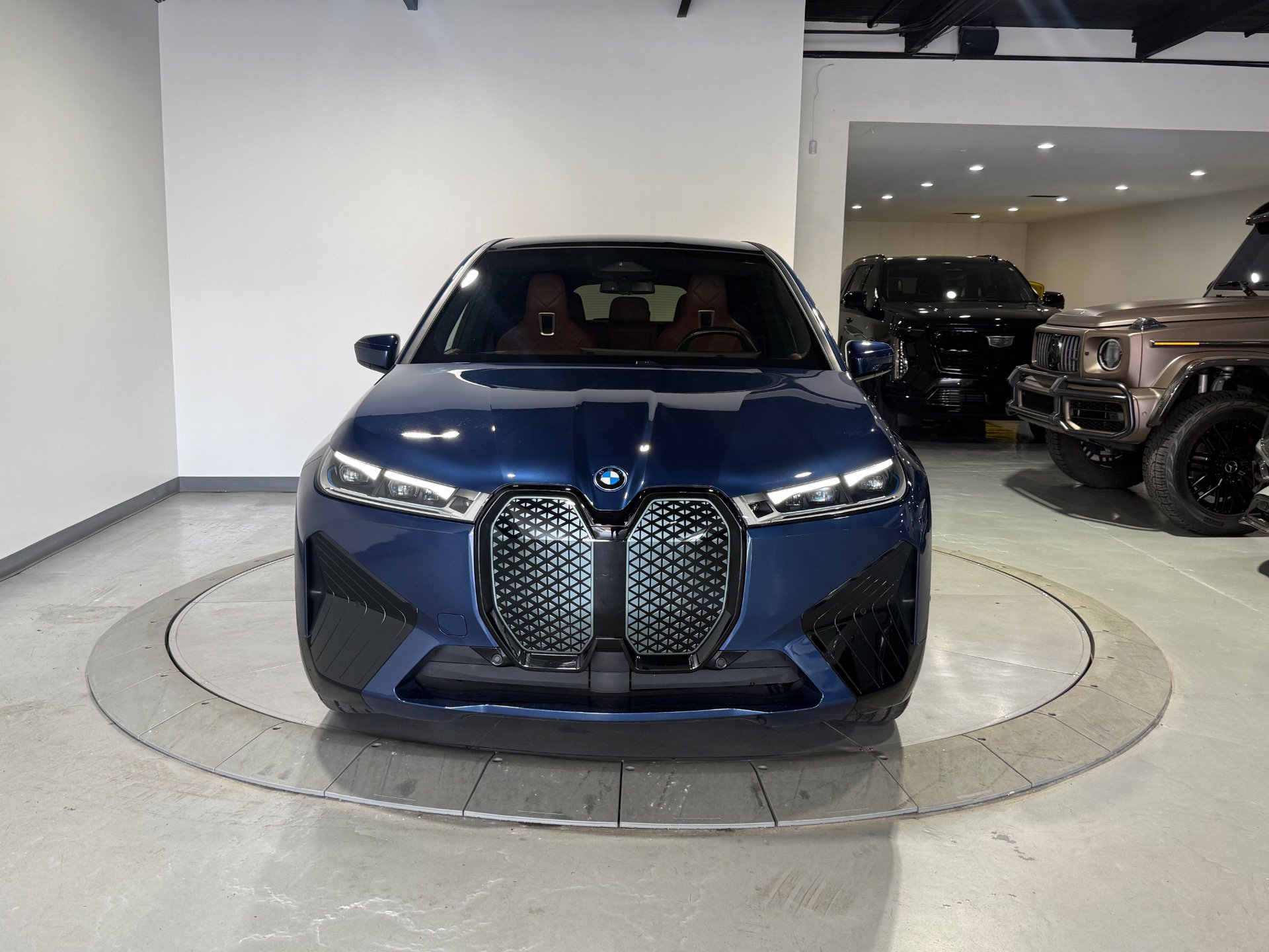 Used 2023 BMW iX xDrive50 w/ Sport Package AWD/4WD image 16