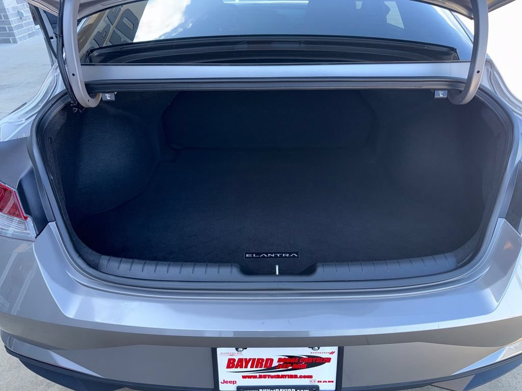 Used 2022 Hyundai Elantra SEL FWD image 17