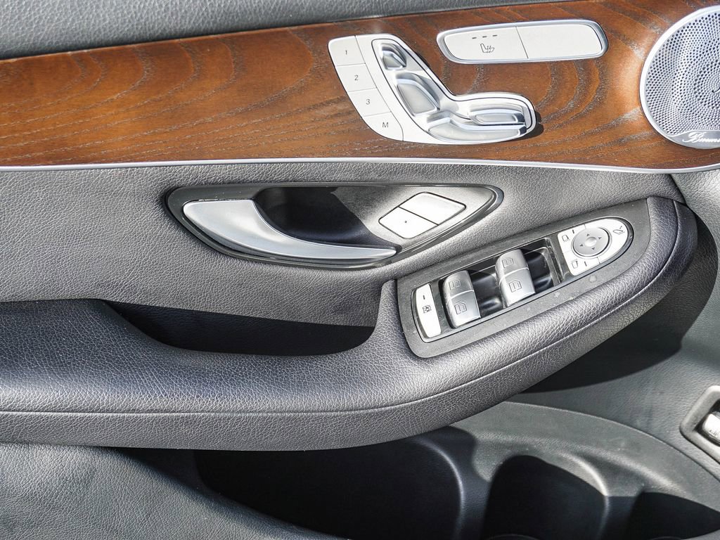 Used 2019 Mercedes-Benz GLC 350e 4MATIC image 17