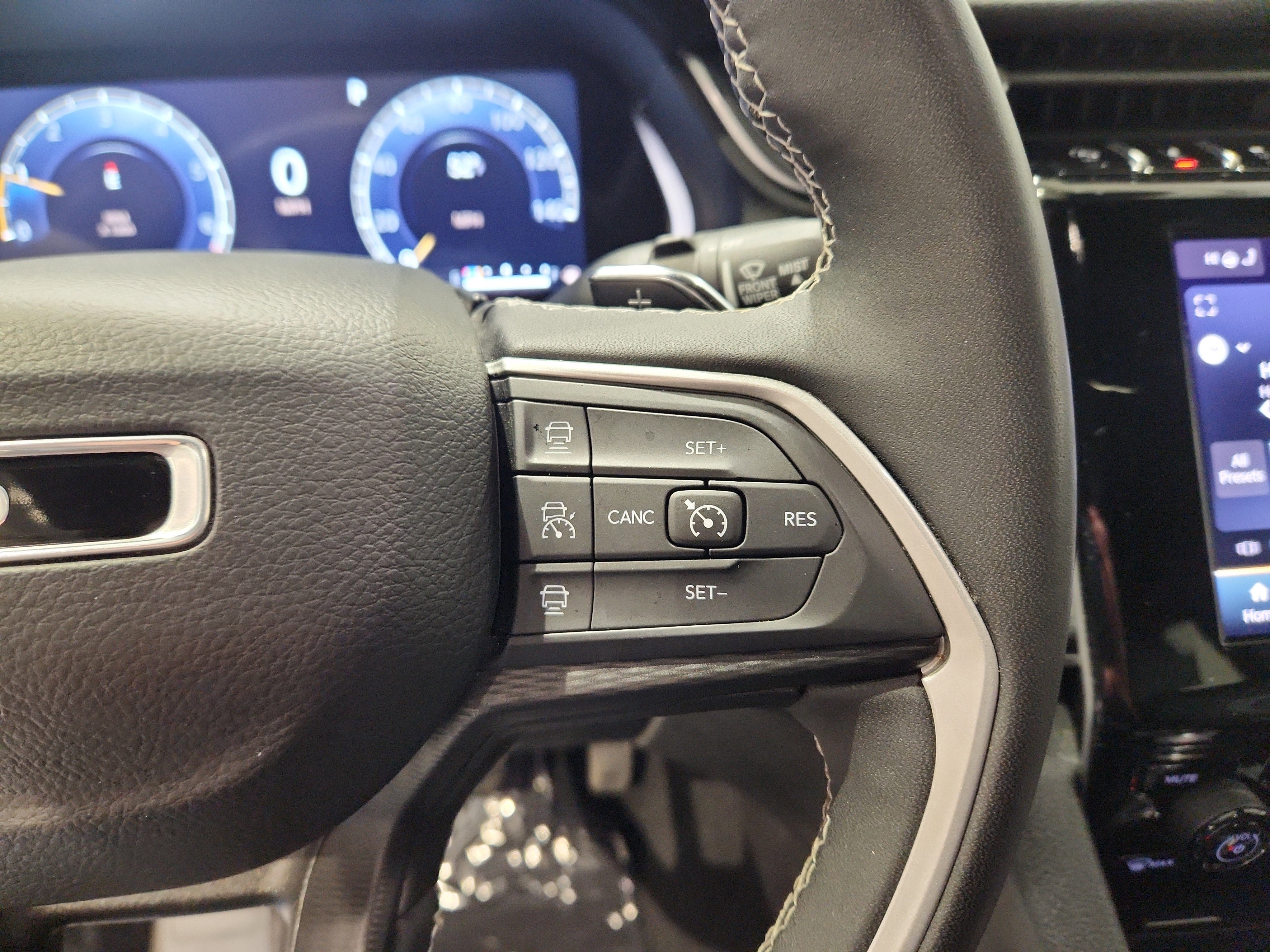 Used 2023 Jeep Grand Cherokee L Laredo image 11