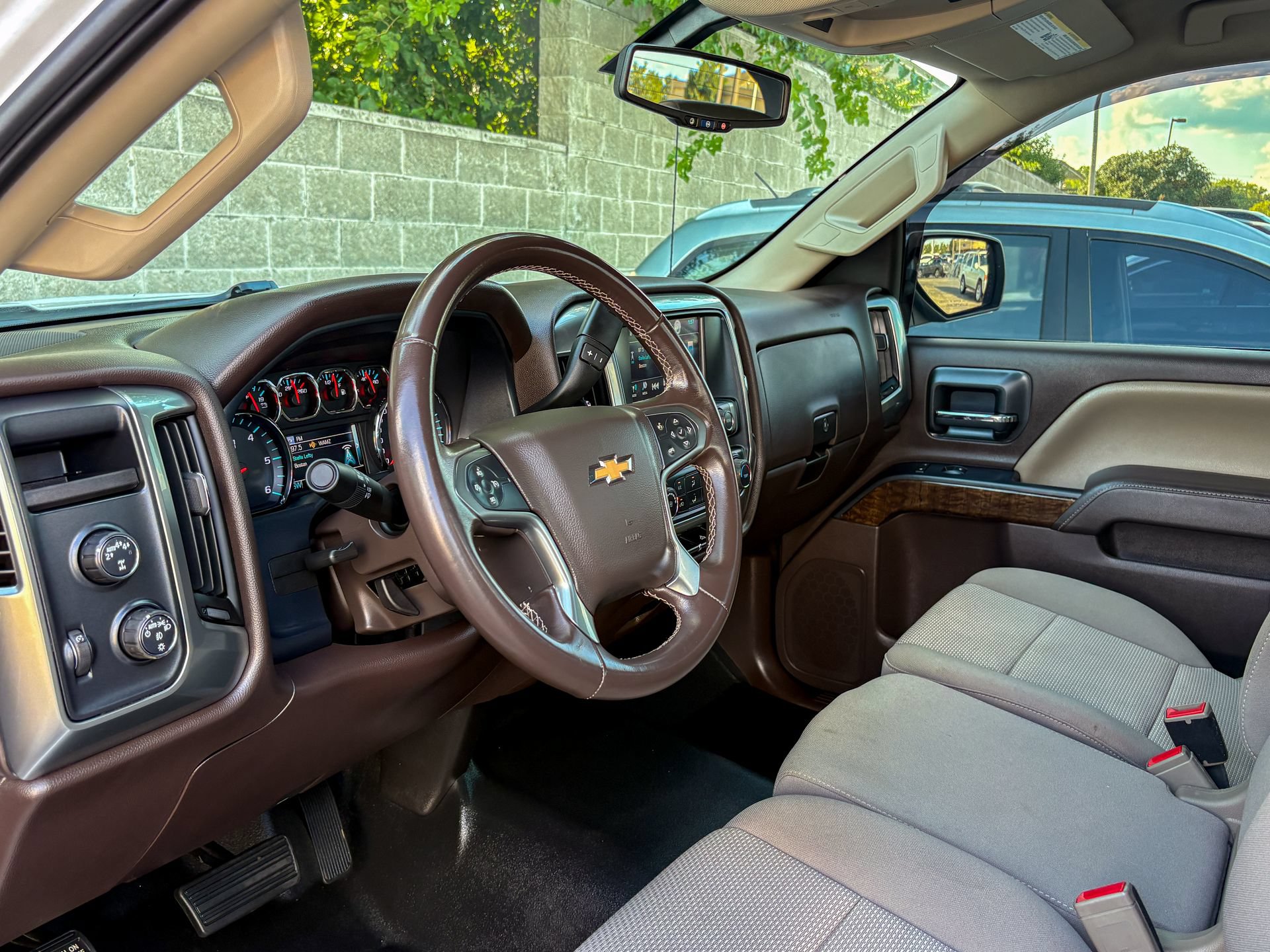 Used 2018 Chevrolet Silverado 1500 LT w/ LT Convenience Package AWD/4WD image 2