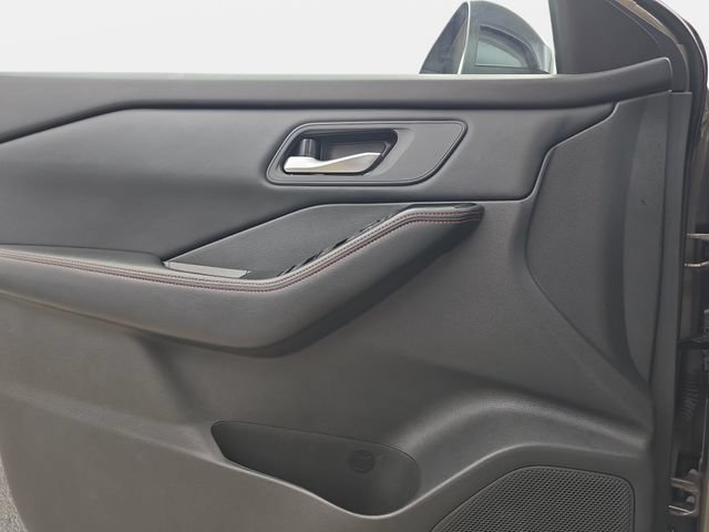 Used 2025 Nissan Rogue SV AWD/4WD image 26