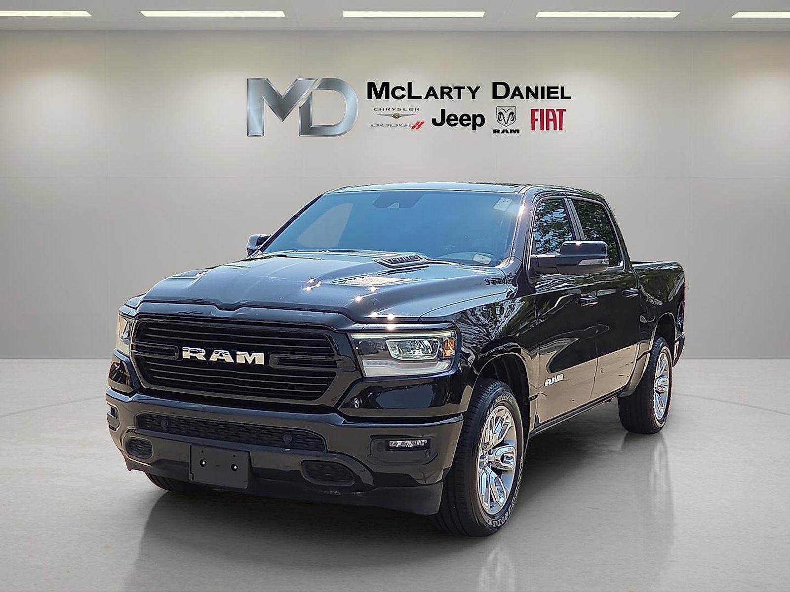 Used 2023 RAM 1500 Laramie AWD/4WD image 2