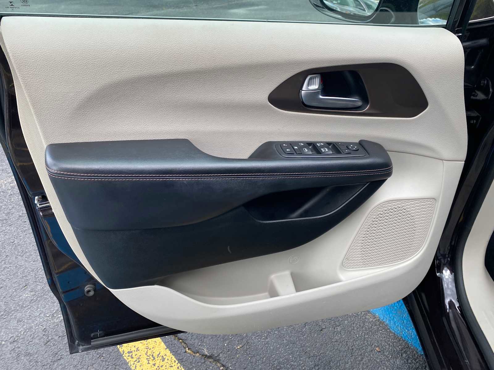 Used 2017 Chrysler Pacifica Touring-L FWD image 36