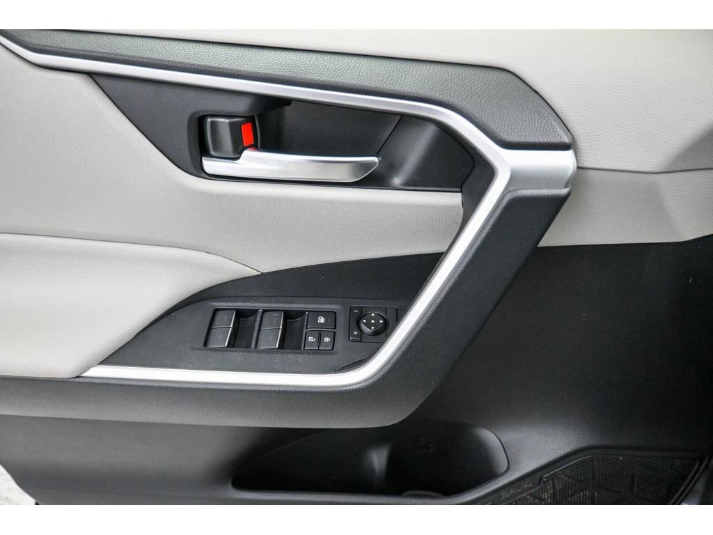 Used 2022 Toyota RAV4 XLE w/ Convenience Package image 28