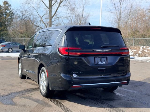 Used 2023 Chrysler Pacifica Touring-L image 5