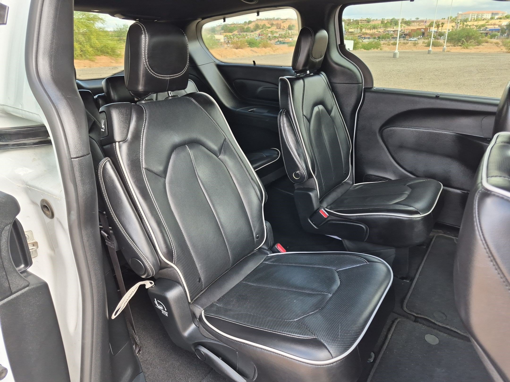Used 2025 Chrysler Pacifica Limited FWD image 30