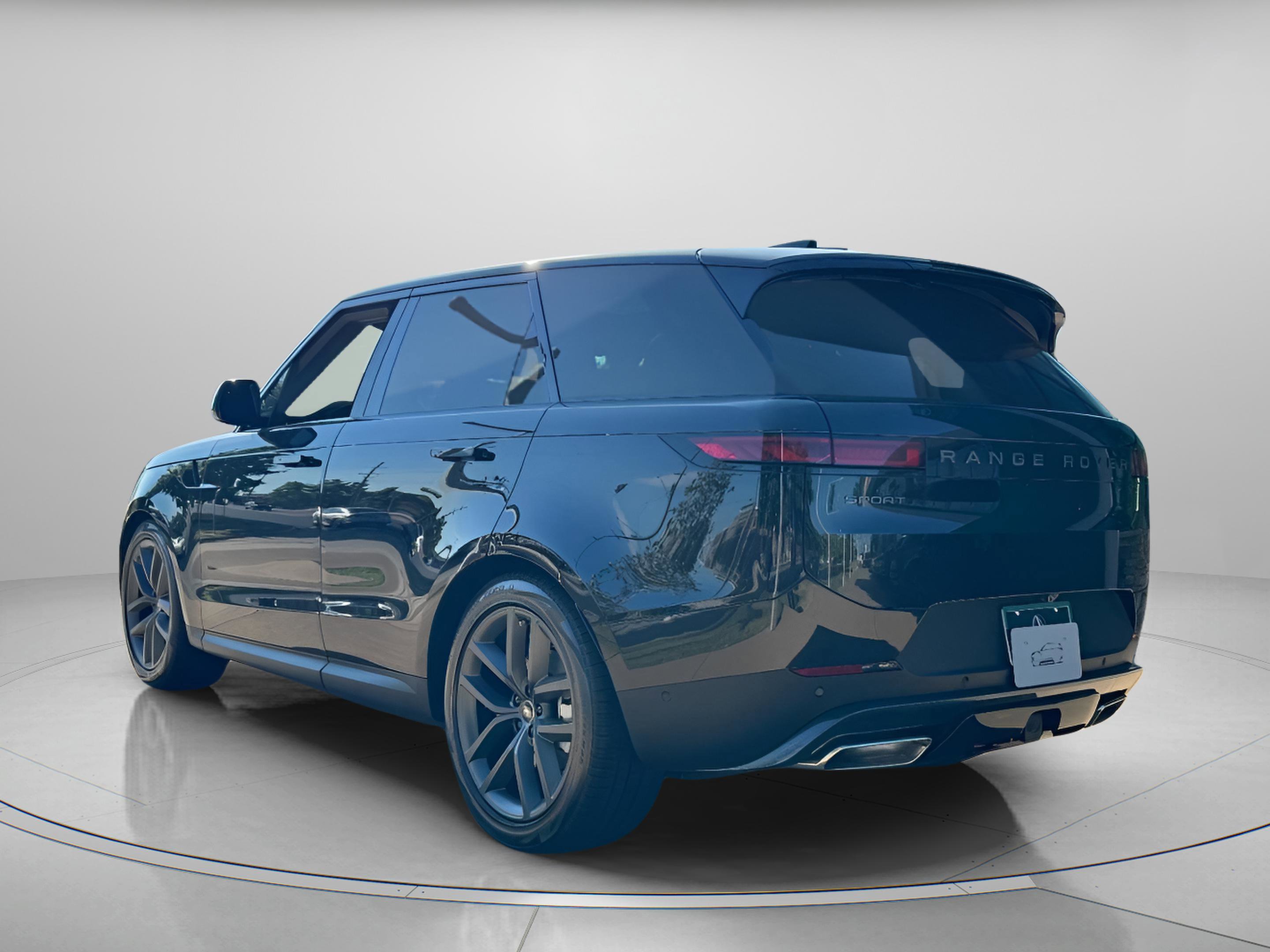 Used 2025 Land Rover Range Rover Sport SE image 3