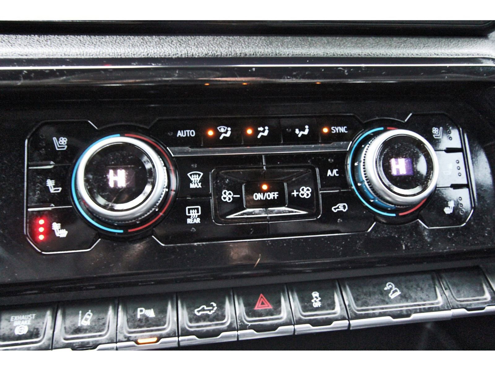 Used 2024 GMC Sierra 2500 AT4 w/ Max Trailering Package image 27