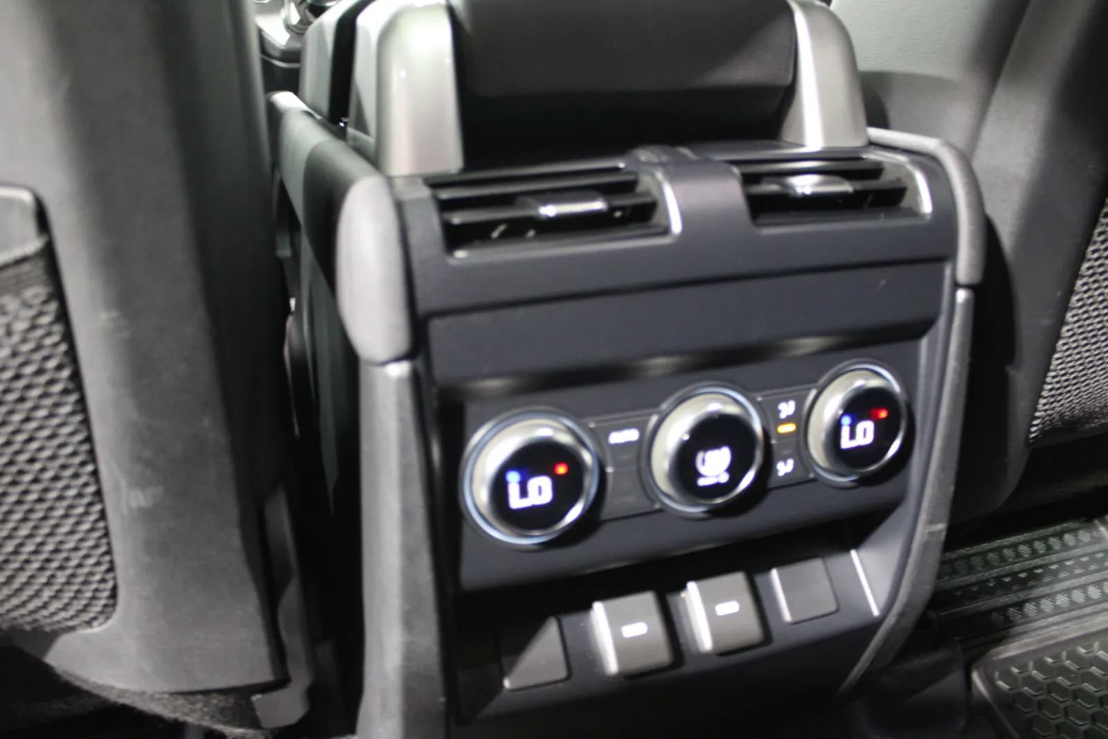 Used 2023 Land Rover Defender 130 X-Dynamic SE AWD/4WD image 19