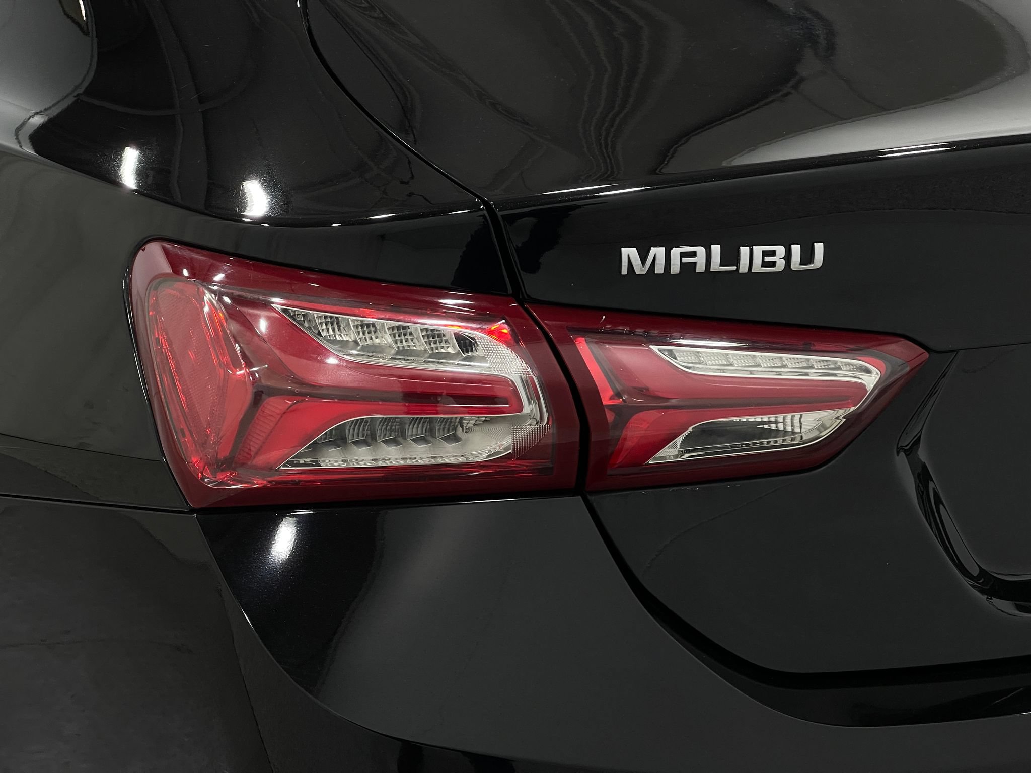 Used 2021 Chevrolet Malibu LT FWD image 32