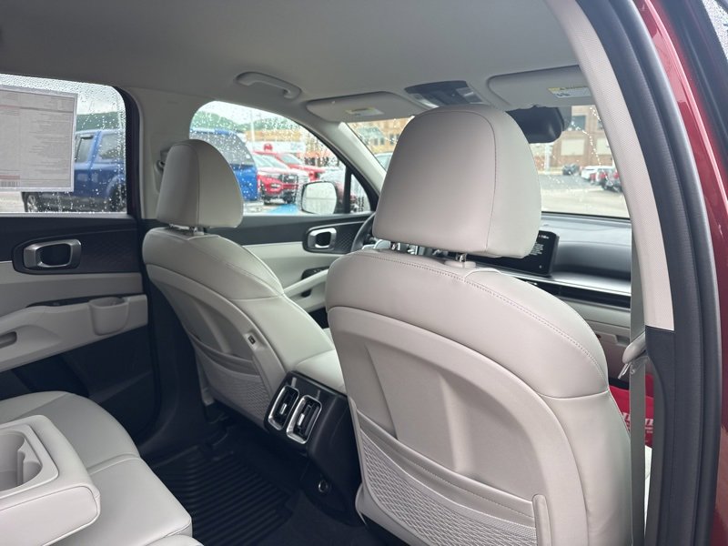 Used 2025 Kia Sorento S image 15