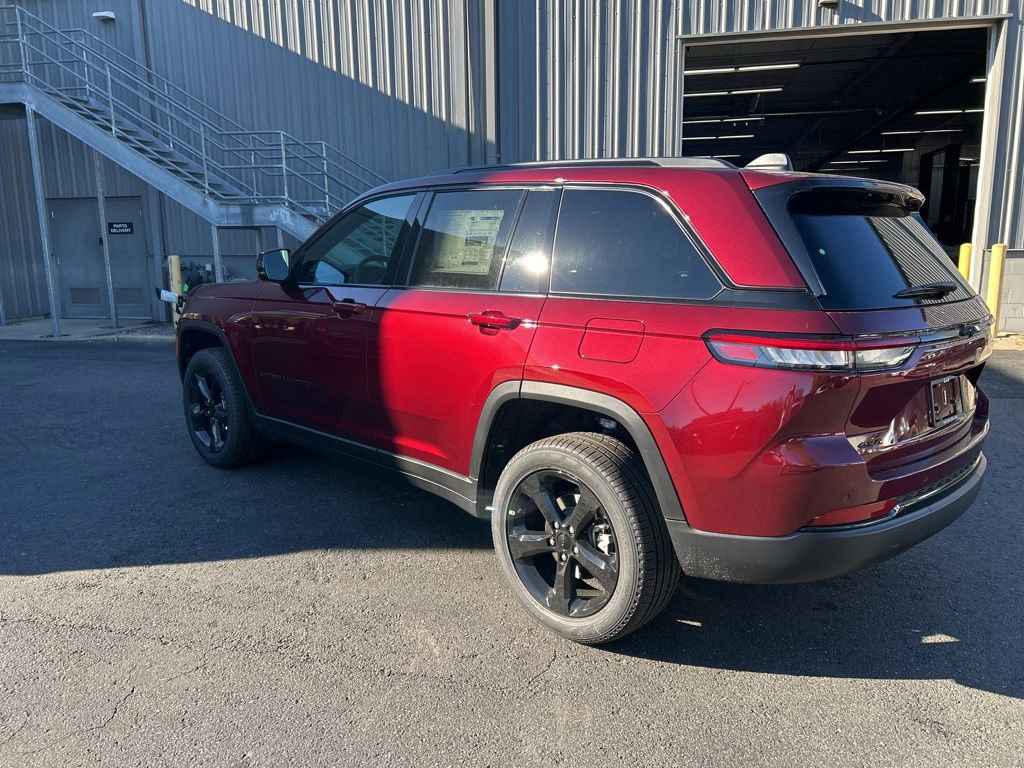 New 2025 Jeep Grand Cherokee Limited w/ Black Appearance Package image 9