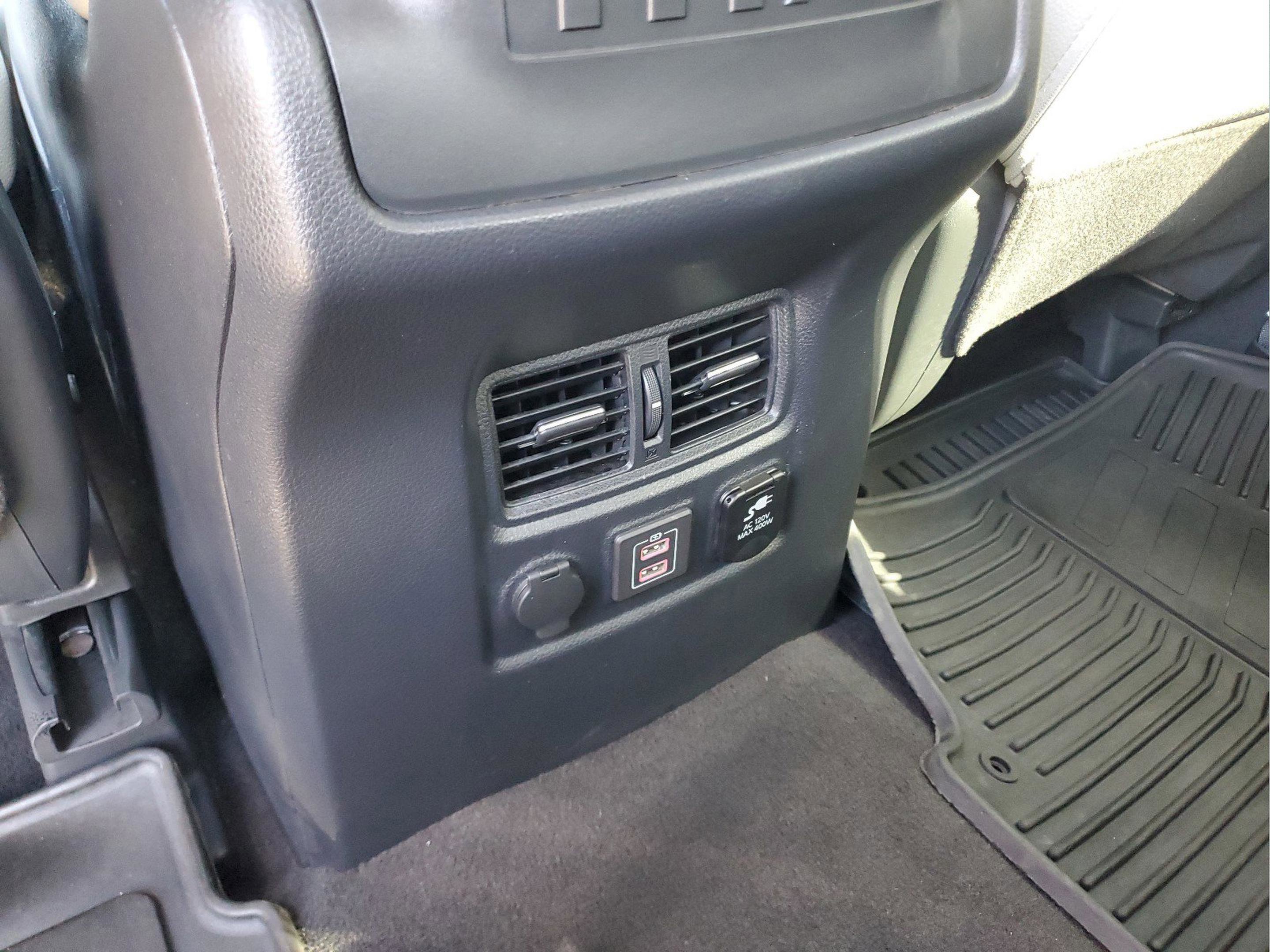 Used 2020 Nissan Titan SL w/ Moonroof Package image 13