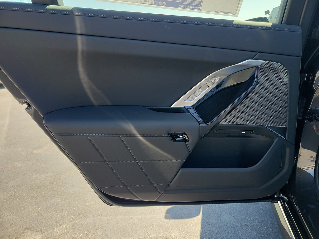 New 2026 BMW i7 M70 RWD image 16