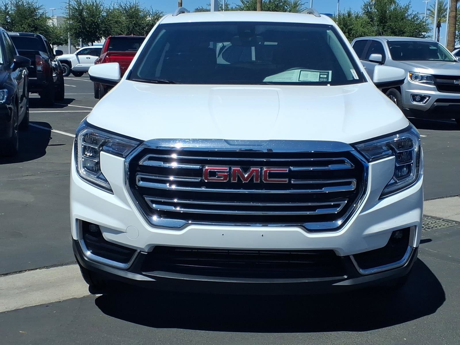 Used 2024 GMC Terrain SLT FWD image 2