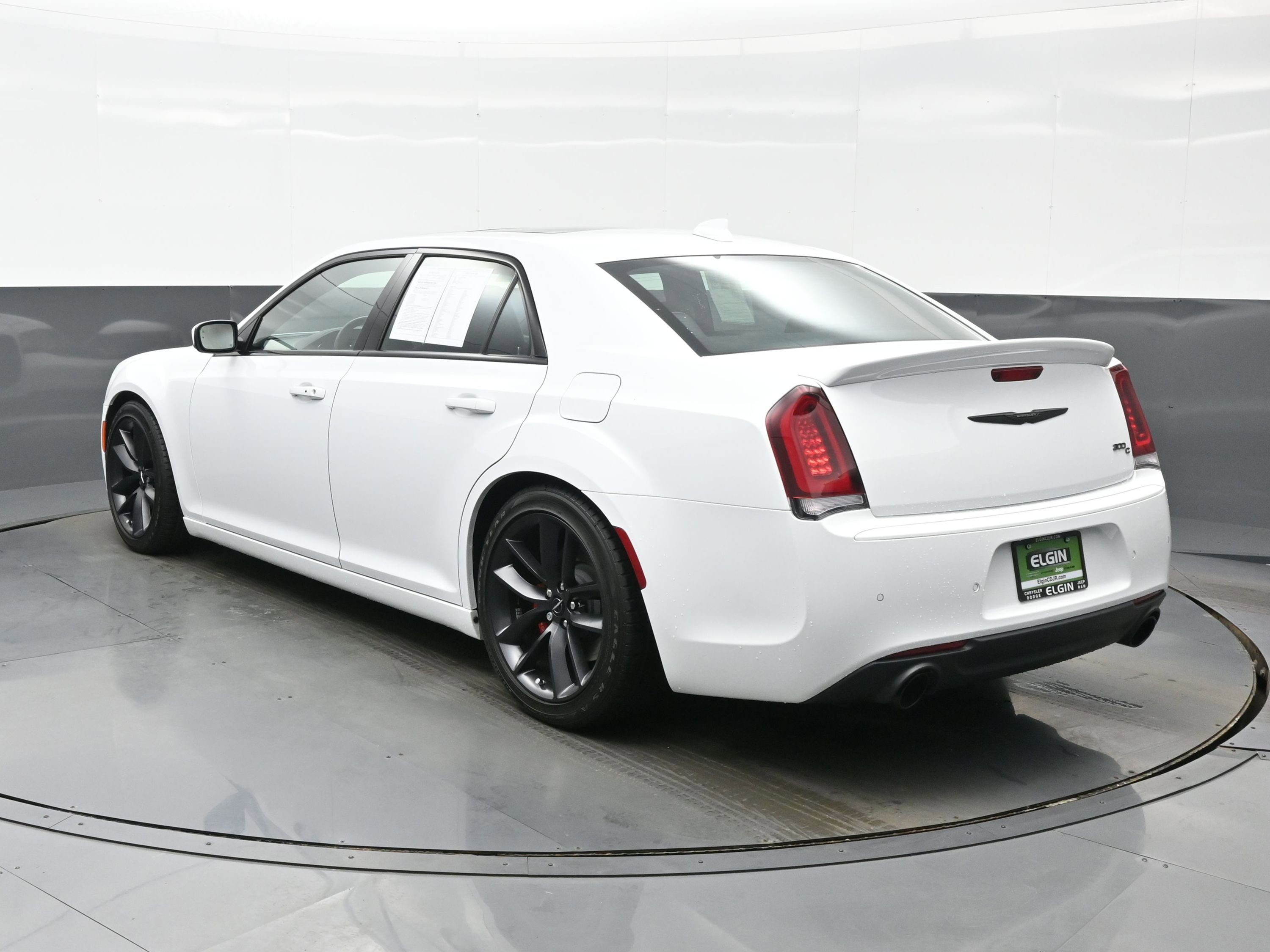 Used 2023 Chrysler 300 C image 4
