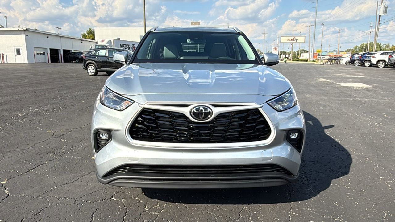 New 2025 Toyota Highlander XLE image 2