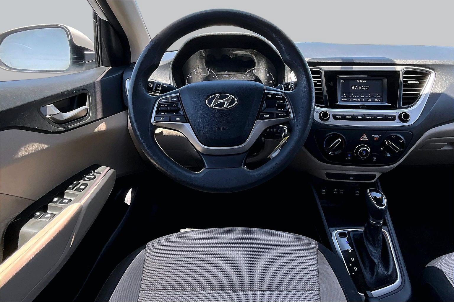 Used 2022 Hyundai Accent SE w/ Cargo Package FWD image 5