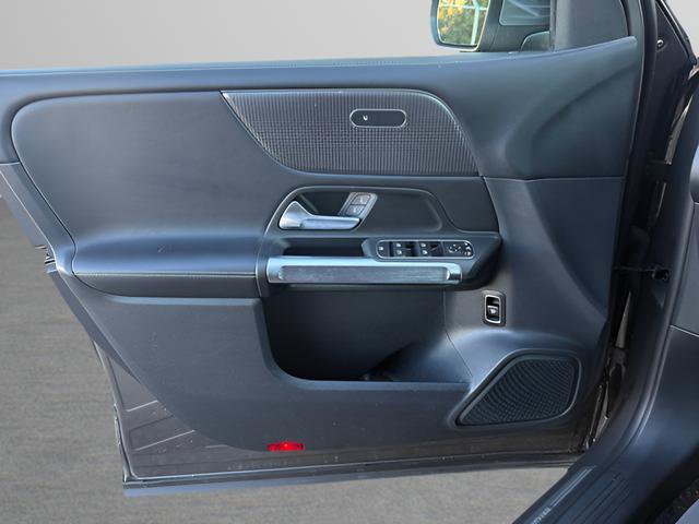 Used 2022 Mercedes-Benz GLB 250 4MATIC w/ Premium Package Lite image 11