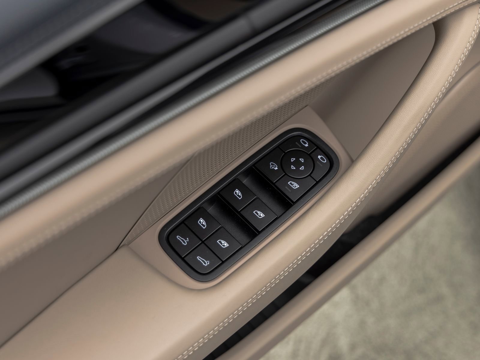Certified 2025 Porsche Panamera image 23