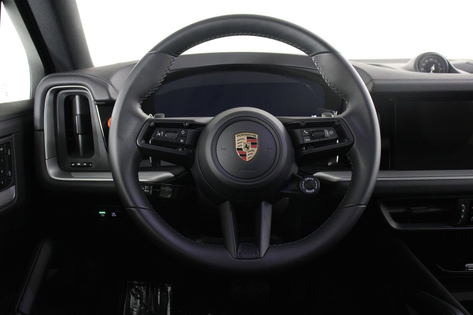 Certified 2025 Porsche Cayenne E-Hybrid Coupe image 12