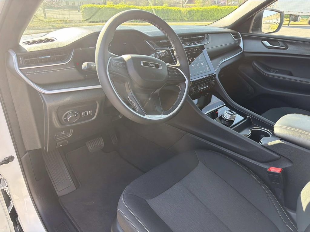 Used 2024 Jeep Grand Cherokee Laredo image 25