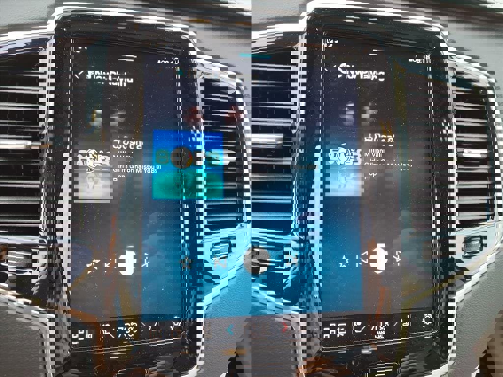 Used 2025 Volvo XC90 B6 Ultra w/ Protection Package Premier image 24