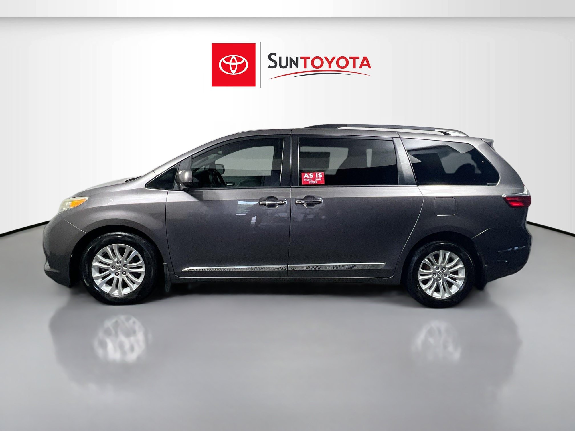 Used 2015 Toyota Sienna XLE w/ XLE Navigation Package FWD image 7