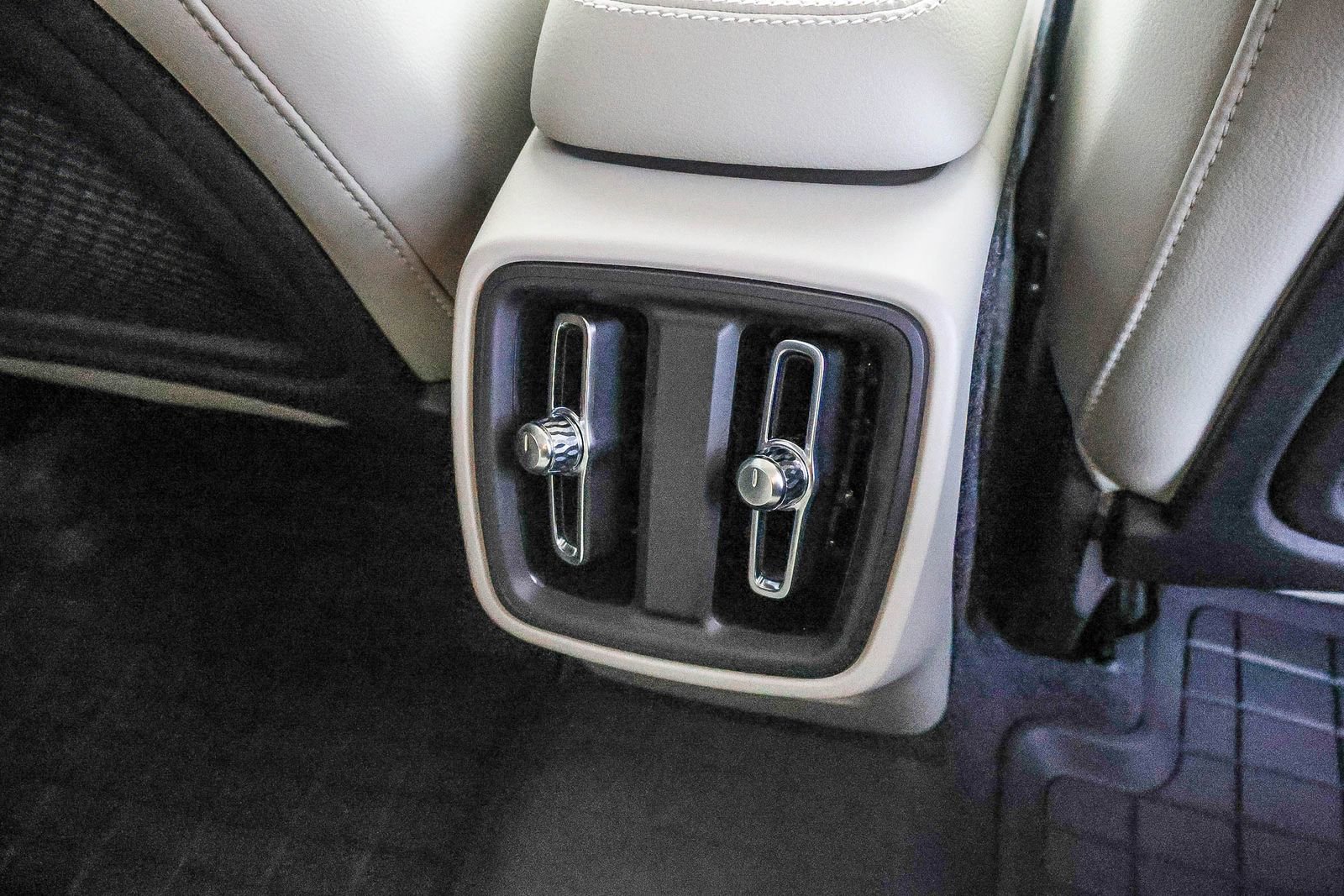 New 2026 Volvo XC40 B4 Plus w/ Climate Package image 20