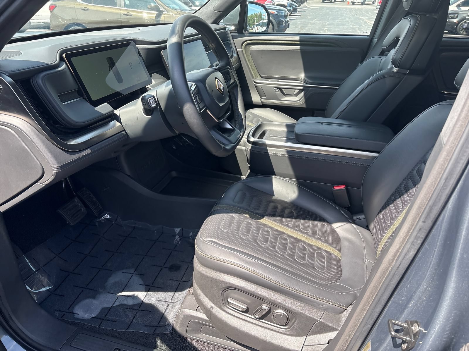Used 2025 Rivian R1S Adventure Dual AWD/4WD image 35