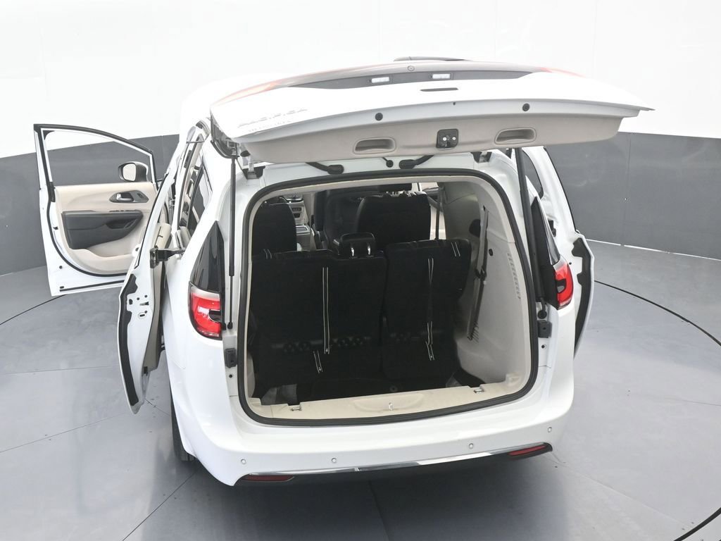 Used 2023 Chrysler Pacifica Touring-L image 67
