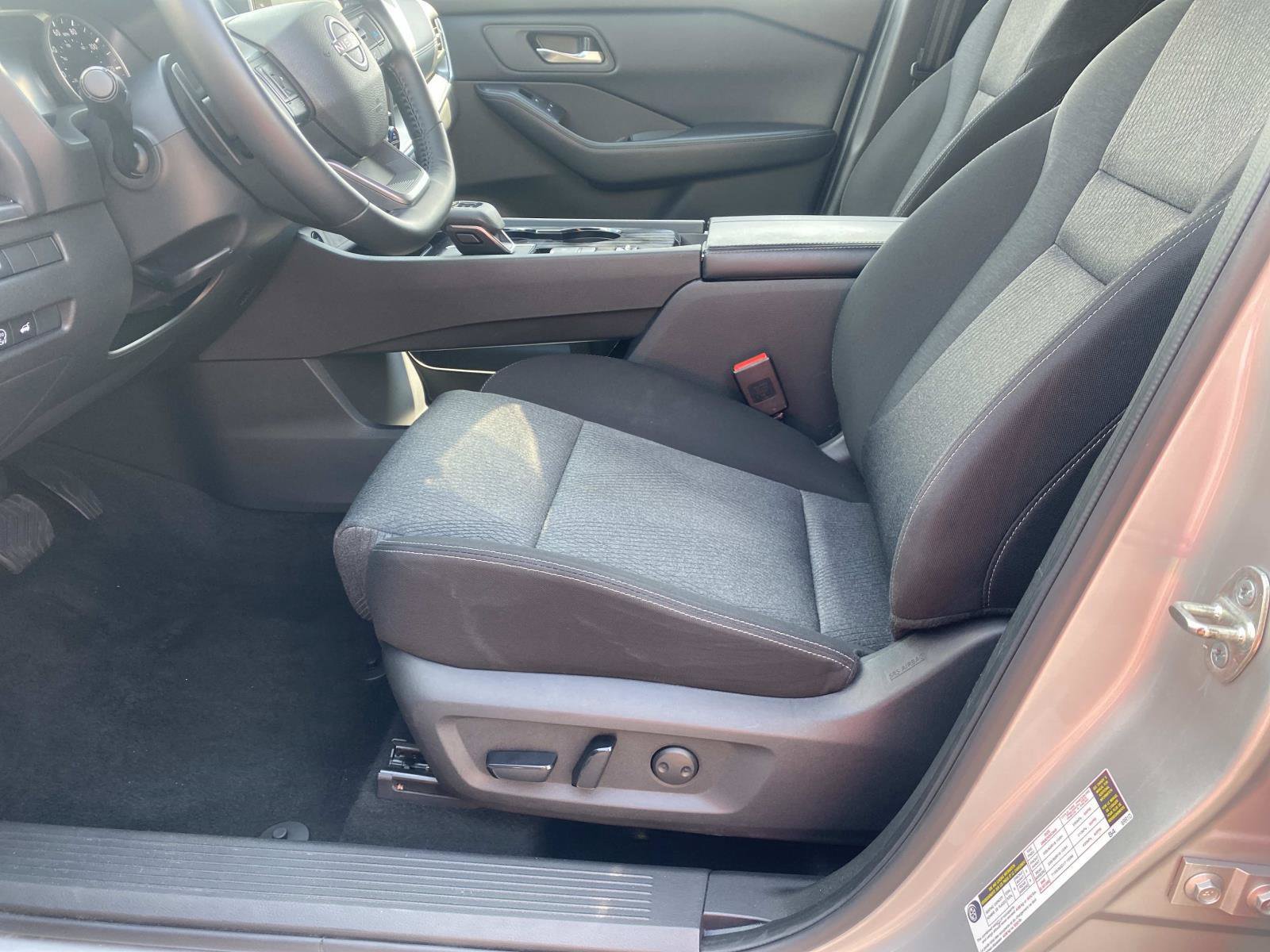 Used 2025 Nissan Rogue SV FWD image 21