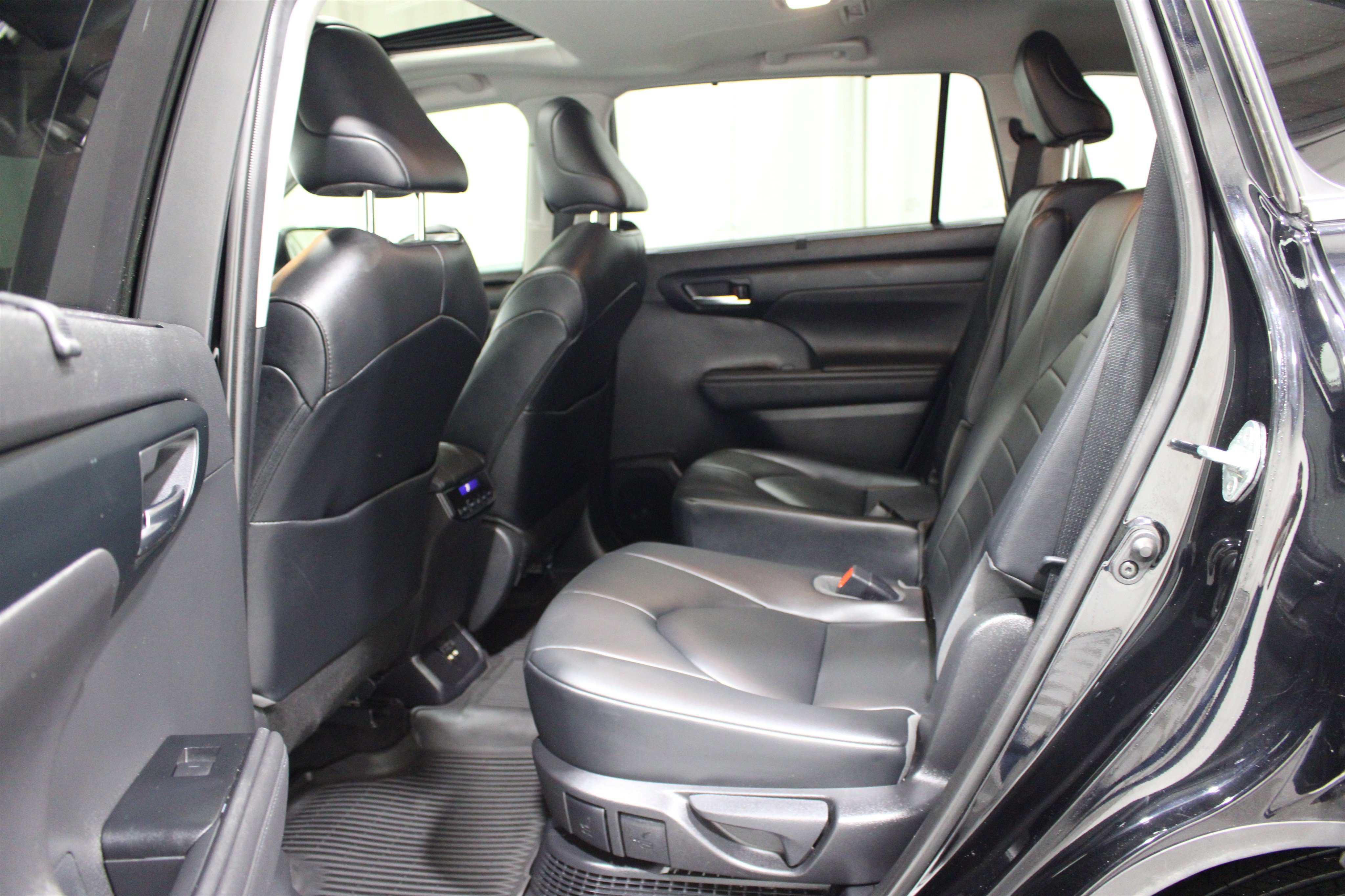 Used 2020 Toyota Highlander XLE AWD/4WD image 19