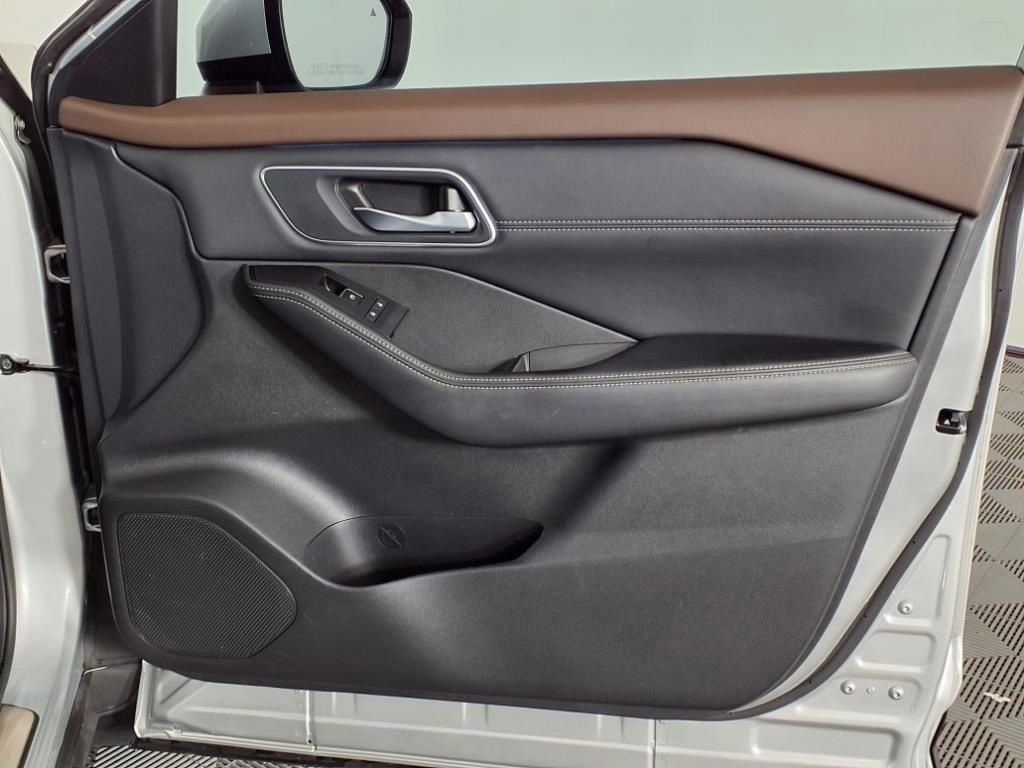 Used 2023 Nissan Rogue Platinum w/ Platinum Premium Package image 8