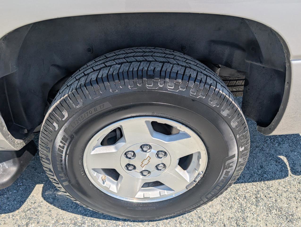 Used 2004 Chevrolet Suburban LS image 9