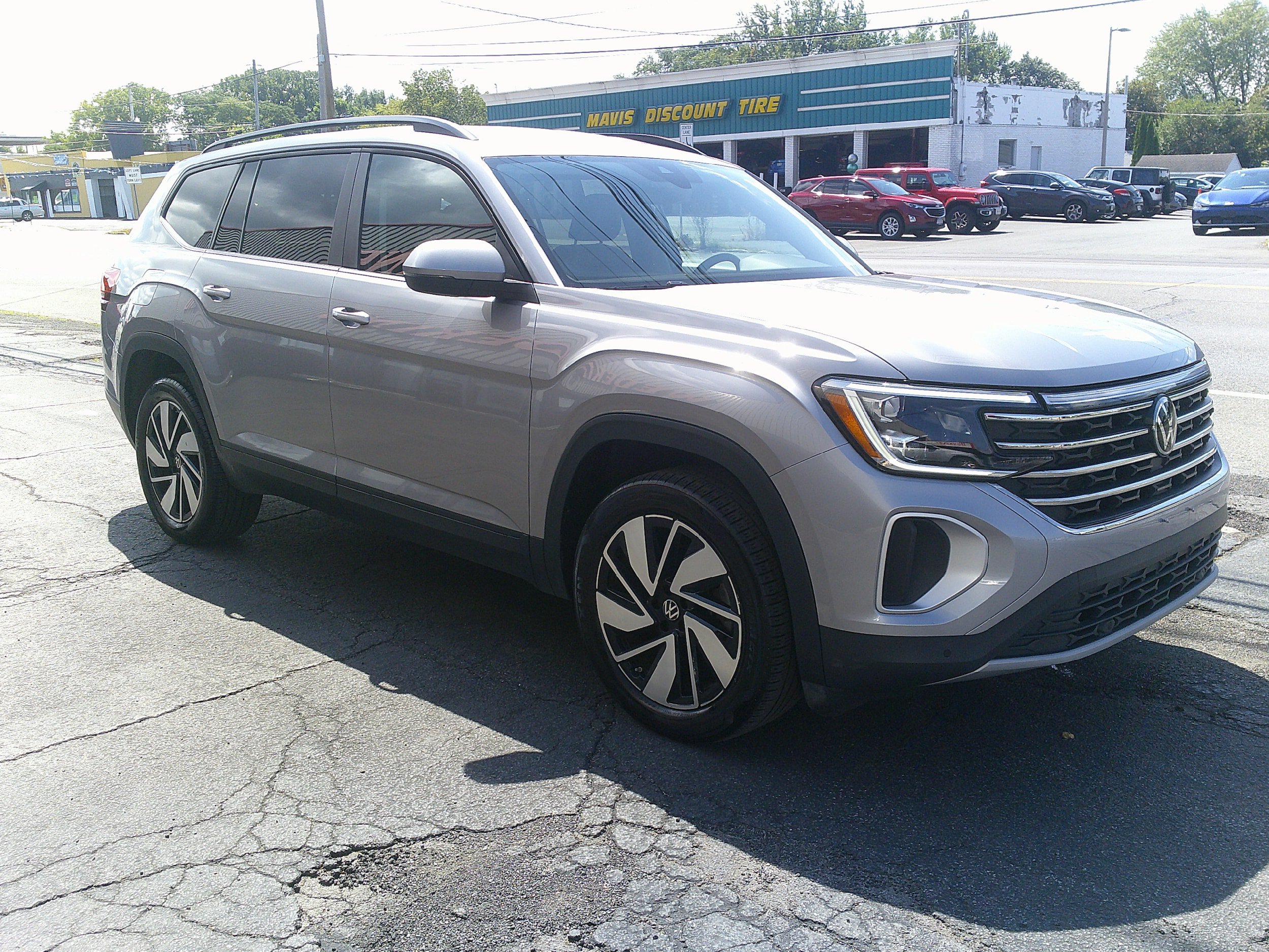 Used 2025 Volkswagen Atlas SE AWD/4WD image 6