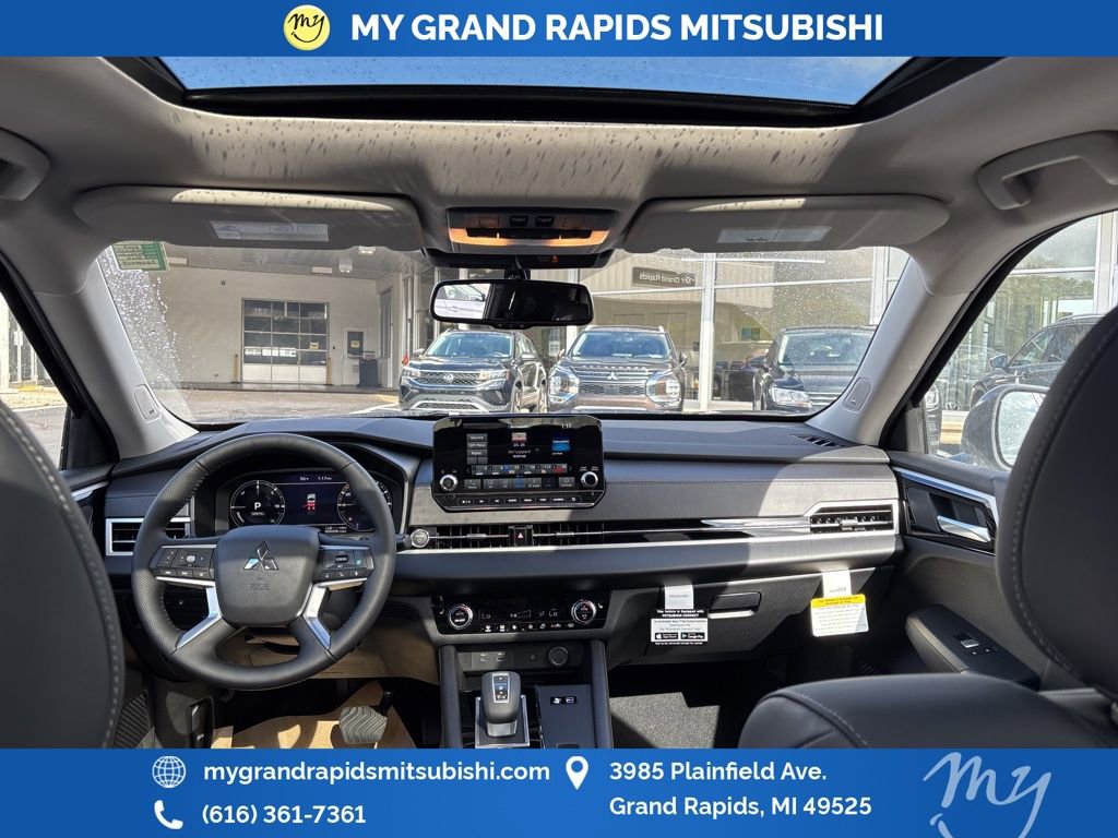 New 2025 Mitsubishi Outlander SE image 18