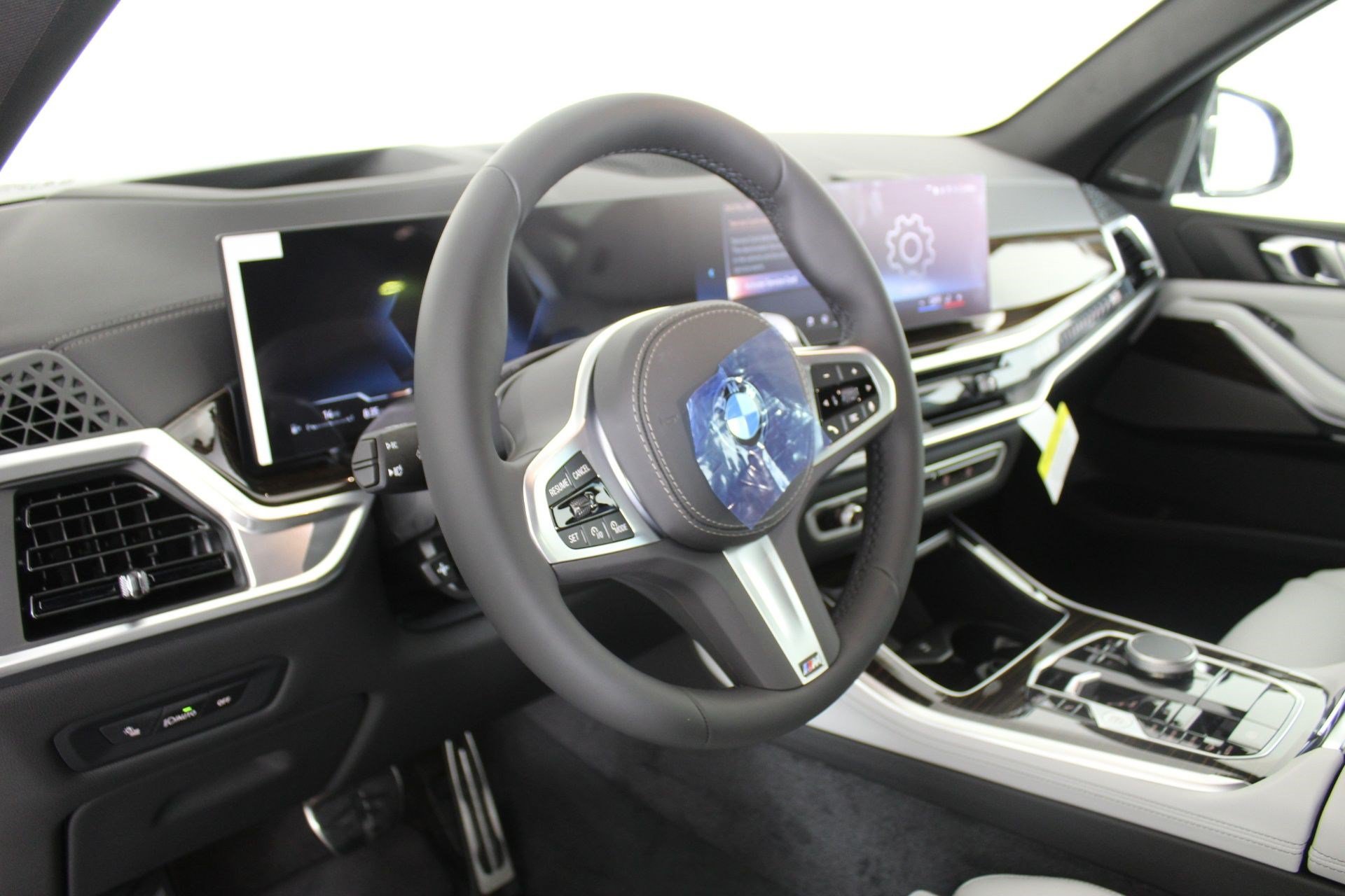 Used 2026 BMW X5 xDrive40i w/ M Sport Package AWD/4WD image 4