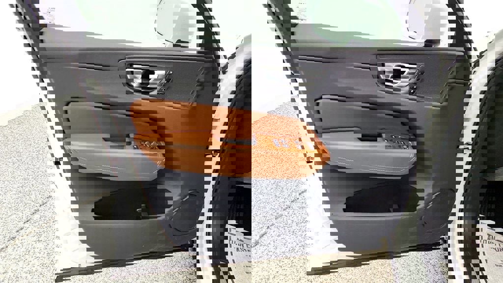 Used 2023 Volvo XC60 B5 Plus w/ Climate Package AWD/4WD image 11