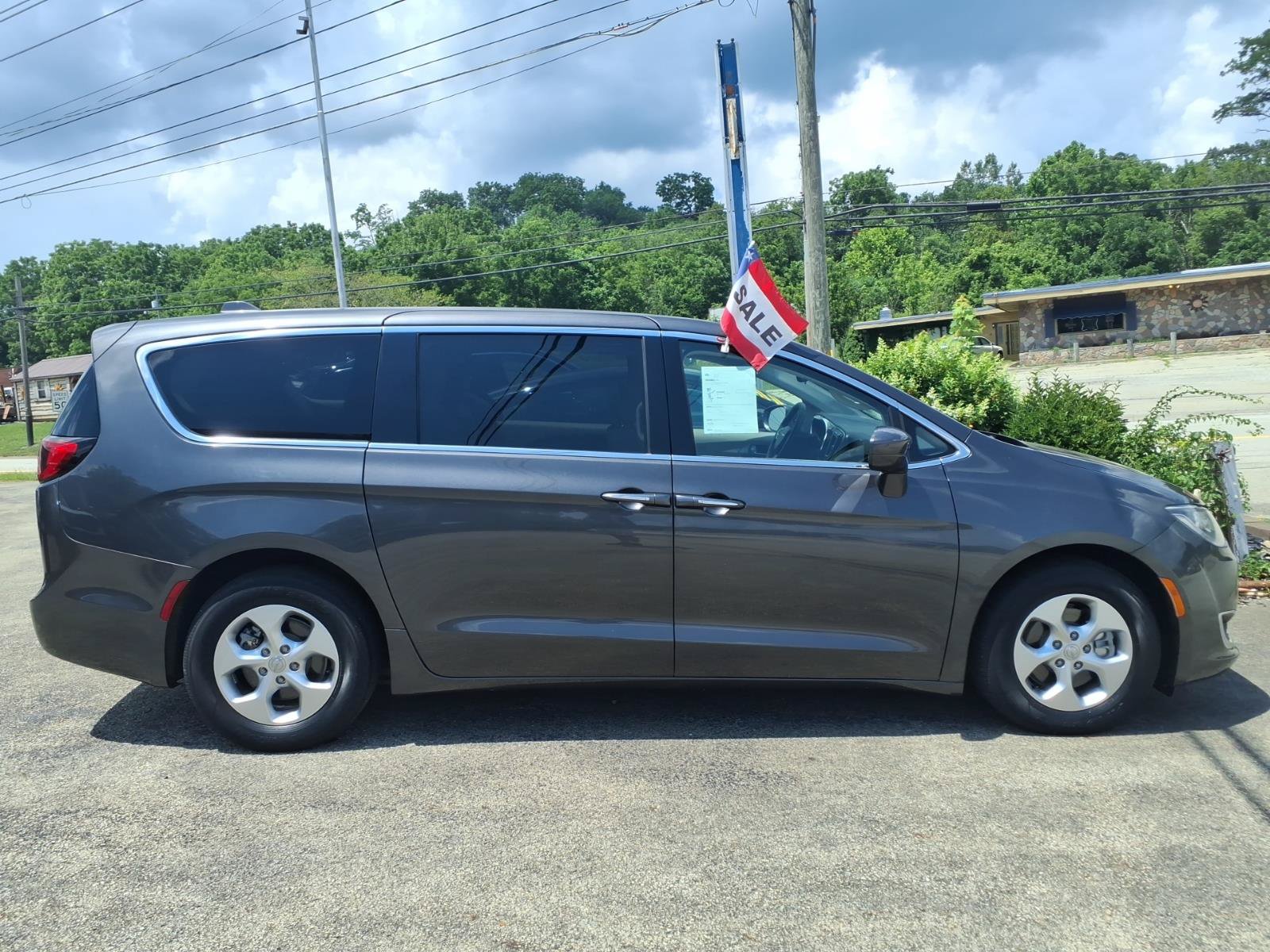 Used 2017 Chrysler Pacifica Touring Plus FWD image 2
