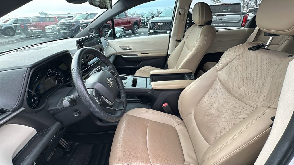 Used 2024 Toyota Sienna Limited image 9